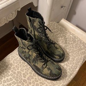 Camo combat boots super cute size 7.5 brand new